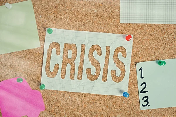 Krizi gösteren mesaj işareti. Değişken ve tehlikeli bir duruma yol açacak kavramsal fotoğraf olayı Corkboard renk boyut kağıt raptiye raptiye raptiye bilborda uyarı panosu.