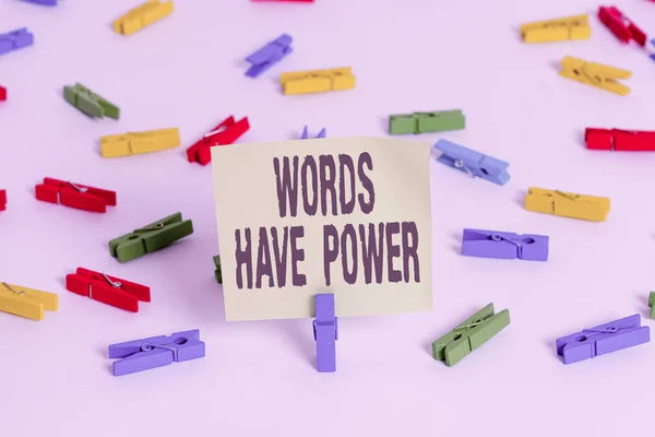 Word scrittura di testo Le parole hanno potere. Business concept per strumenti essenziali che gli individui utilizzano per comunicare e imparare carte colorate mollette vuoto promemoria pavimento bianco fondo ufficio. — Foto Stock