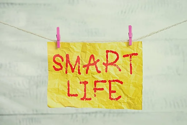 Texto de escritura de palabras Smart Life. Concepto de negocio para la tecnología que trabaja para hacer la vida agradable y cómoda Clothesline tendedero rectángulo en forma de papel recordatorio escritorio de madera blanca . — Foto de Stock