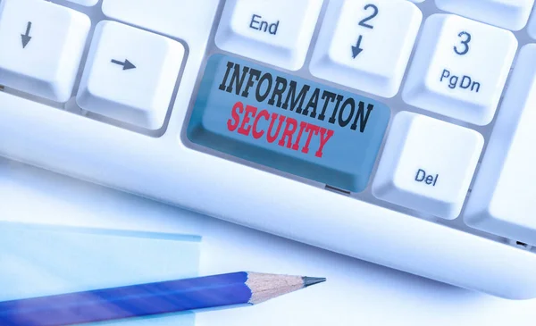 Schreibnotiz, die Informationssicherheit zeigt. Geschäftsfotos, die den Schutz gegen die illegale Nutzung von Informationen zeigen Weiße PC-Tastatur mit leerem Notizpapier über weißem Kopierraum. — Stockfoto