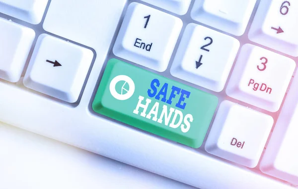 Tekst pisma "Bezpieczne ręce". Koncepcja oznaczająca Zapewnienie sterylności i czystości dłoni do odkażania Biała klawiatura PC z pustym papierem notatkowym nad białym kluczem przestrzeń do kopiowania. — Zdjęcie stockowe