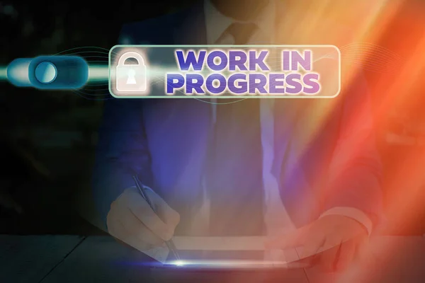 Texto de escritura de palabras Work In Progress. Concepto de negocio para negocios en curso con trabajo en equipo, estrategia y cooperación . —  Fotos de Stock