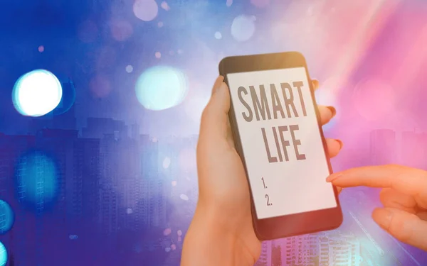 Текст для написания слов Smart Life. Бизнес-концепция для технологии, которая работает, чтобы сделать жизнь веселой и комфортной Современные гаджеты с белым экраном дисплея на цветном фоне Бокэ . — стоковое фото