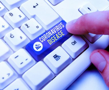 Kelime yazma Coronavirus Hastalığı. Yeni bir virüs olan SARSCoV2 beyaz pc klavyesinden kaynaklanan hastalık olarak tanımlanan iş konsepti beyaz tuş alanının üzerinde boş not kağıdı.