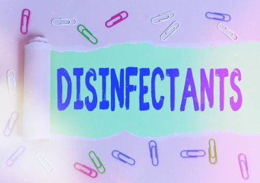 Metin yazma dezenfektanları. Kimyasal madde iş konsepti zararlı mikroorganizmanın bitkisel formunu tahrip eden yırtık karton yuvarlanmış klasik masa arkaplanının üzerine yerleştirilmiş..