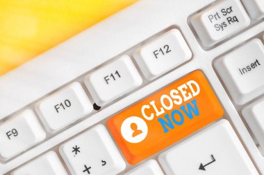 Kavramsal el yazısı Kapalı Şimdi 'yi gösteriyor. Bir işletmenin iş fotoğrafı metni ticareti özellikle kısa bir süre için durdu beyaz pc klavye üzerinde boş not kağıdı kopya alanı üzerinde.