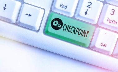 Kontrol Noktası 'nı gösteren not yazılıyor. Gezginlerin güvenlik kontrollerine tabi olduğu, beyaz pc klavyeli beyaz nota kağıdının üzerinde beyaz tuş kopyalama alanının üzerinde olduğu, insanlı girişi gösteren iş fotoğrafı.