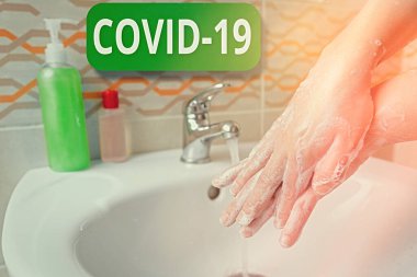 Kelime yazma metni Covid19. Dezenfekte ve bakteriyel büyümeyi en aza indirgemek için yapılan Coronavirus el yıkama prosedürlerinden kaynaklanan hafif ve şiddetli solunum hastalıklarına yönelik iş kavramı.