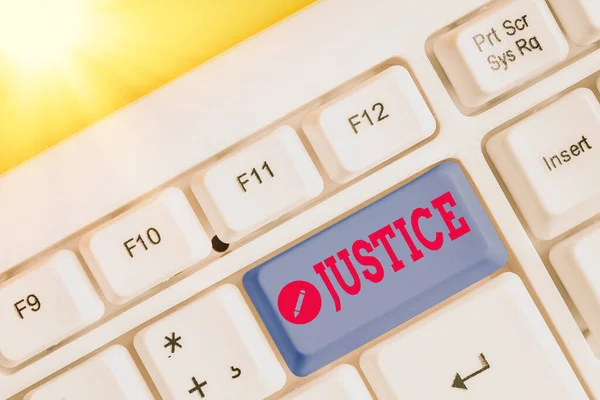 正義を示す概念的な手書き。公正な治療をサポートするために法律の基準によって任命された電力の使用を示すビジネス写真白いキーコピースペースの上にノートパソコンのキーボード. — ストック写真