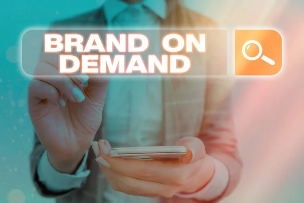 Handschrift tekst Brand On Demand. Begrip "producten of diensten met een rechtstreeks bewustzijn en voordeel voor de consument". — Stockfoto