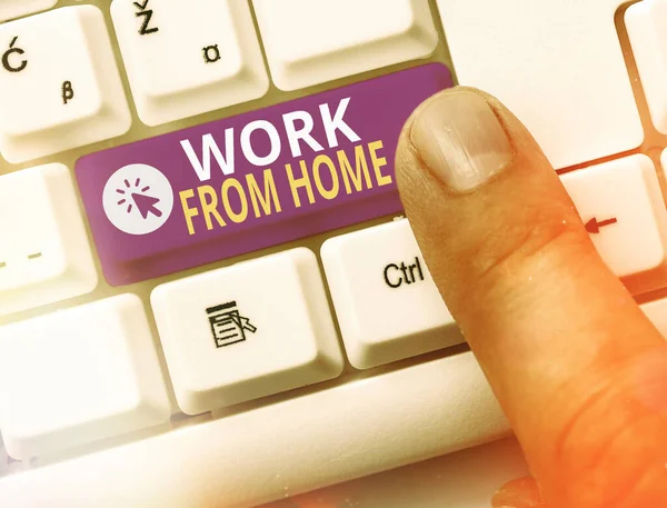 Konzeptionelle Handschrift, die Work From Home zeigt. Geschäftsfoto, das die Kommunikation mit dem Unternehmen hauptsächlich von zu Hause aus zeigt, flexibel Weiße PC-Tastatur mit Notizpapier über weißem Schlüsselkopierraum. — Stockfoto