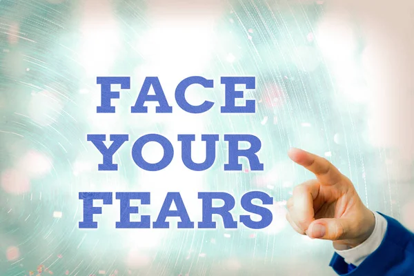 Schrijfbriefje met Face Your Fears. Zakelijke foto showcasing Sterk en vol vertrouwen om te kijken naar de toekomst naar succes. — Stockfoto