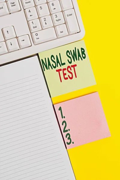 Texto de escritura de palabras Nasal Swab Test. Concepto de negocio para el diagnóstico de una infección del tracto respiratorio superior a través de la secreción nasal Papeles vacíos con espacio de copia en la mesa de fondo amarillo . — Foto de Stock