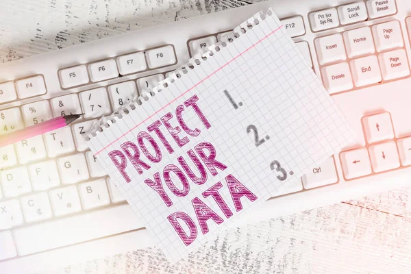 Escribir una nota que muestra Proteja sus datos. Foto de negocios que muestra la seguridad cibernética segura y protege la información digital de la pérdida o el fraude Keyboard office supplies rectangle shape paper reminder wood . — Foto de Stock