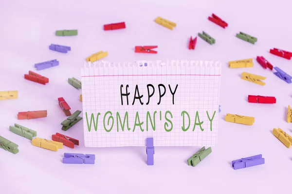 Schrijfbriefje met Happy Woman S Day. Zakelijke foto presentatie ter herdenking van de essentie van elke dame over de hele wereld Gekleurde wasknijpers lege herinnering witte vloer achtergrond kantoor. — Stockfoto