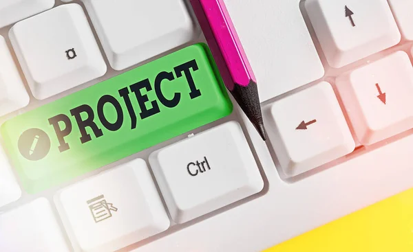 Pisanie listu z Projektem. Biznesowe zdjęcia pokazujące wspólne przedsięwzięcie starannie zaplanować projekt, aby osiągnąć sukces. — Zdjęcie stockowe