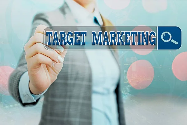 ターゲットマーケティングを示すメモを書く。マーケティング担当者を紹介するビジネス写真は、戦略の購入にも最も重要なタスクです。. — ストック写真