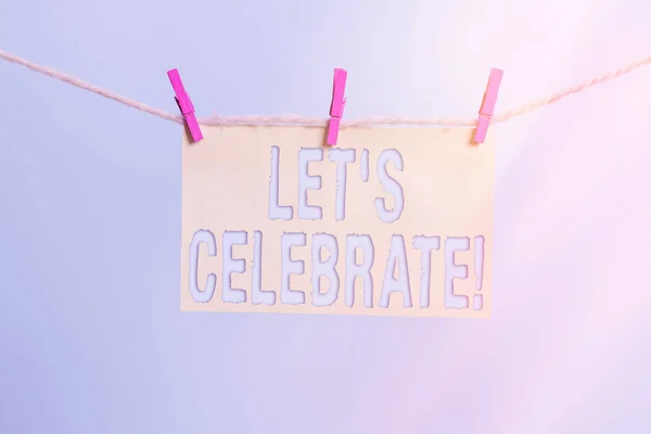 Texte d'écriture Word Permet de célébrer. Concept d'entreprise pour marquer une journée spéciale ou pour donner une fête après succès Clothesline tissu rectangle en forme de papier rappel bureau en bois blanc. — Photo