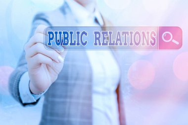 Halkla İlişkileri gösteren bir not yazıyorum. Bir şirket tarafından olumlu bir görüntünün profesyonel bakımını gösteren iş fotoğrafı. Web arama dijital bilgi fütüristik teknoloji ağı bağlantısı.