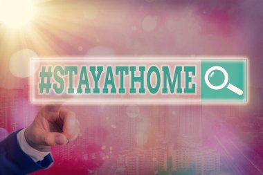 Hashtag yazan el yazısı. Evde kal. Kavram, sosyal medyada Coronvirus salgınıyla ilgili bir trend etiketi anlamına geliyor Web arama dijital bilgi fütüristik teknoloji ağı