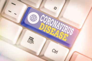 Coronavirüs Hastalığı belirtileri. Kavramsal fotoğraf, yeni bir virüs olan SARSCoV2 beyaz pc klavyesinden kaynaklanan hastalık olarak tanımlanır..