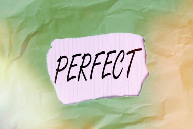 Mükemmel gösteren bir not yazıyorum. İş fotoğrafı gösterimi kusursuz ve kusursuz tam olarak doğru veya tam olarak yeşil buruşmuş renkli kağıt çarşaf renginde yırtılmış arka plan.