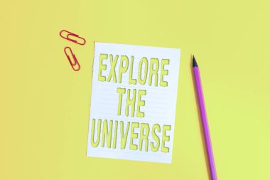 Evreni Keşfet 'i gösteren kavramsal el yazısı. İş fotoğrafı metni alanı ve galaksilerin boş kağıt yığınlarının bilimsel keşfi masanın üzerinde kopya alanı ile.