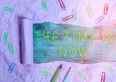 The Time is Now 'ı gösteren bir not yazıyorum. Eğer bir şey yapılmasını istiyorsak hemen harekete geçmemiz gerektiğini gösteren iş fotoğrafı..