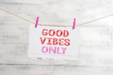 Sadece Good Vibes 'ı gösteren bir not yazıyorum. İş fotoğraflarında iyi bir yaşam ve iyimserlik gösteriliyor. Çamaşır ipinin, çamaşır iğnesi şeklindeki dikdörtgenin beyaz hatırlatıcısına iyi bir etkisi var.