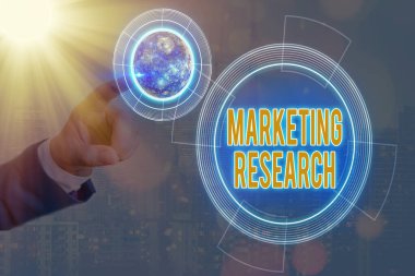 Pazarlama Araştırmasını gösteren kavramsal el yazısı. Güneş sistemi görüntüsü hakkında bilgi toplamak ve yorumlamak için iş fotoğrafı metni. Bu görüntünün elementleri NASA tarafından desteklenmektedir.