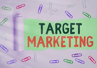 Metin işareti hedef pazarlamayı gösteriyor. Kavramsal fotoğraf pazarlamacılarının en önemli görevi aynı zamanda strateji satın almakta da kullanılır. Klasik bir masa arkaplanının üzerine yerleştirilmiş parçalanmış karton kaplama..