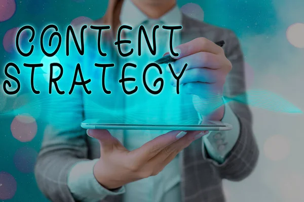 문서 작성 전략 (Content Strategy). 개념은 구매자를 끌기 위해 분산되는 중요 한 마케팅 접근을 의미 한다. — 스톡 사진