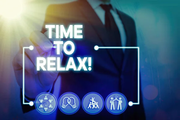 Escribiendo nota mostrando Tiempo para Relajarse. Foto de negocios mostrando descanso y mantener la calma después de hacer algo agotador o estrés . — Foto de Stock