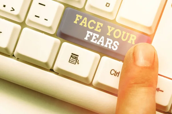 "Korkularınla Yüzleş" yazısı. Kavramsal fotoğraf geleceğe başarıyla bakmak için güçlü ve kendinden emin.. — Stok fotoğraf