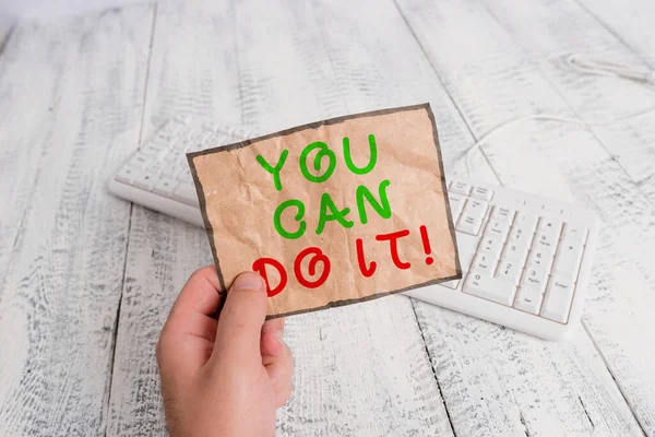 Conceptueel handschrift dat laat zien dat je het kunt. Zakelijke foto tekst kan omgaan met alle taken gegeven ondanks uitdagingen of problemen Man met kleurrijke herinnering vierkante vorm papier houten vloer. — Stockfoto