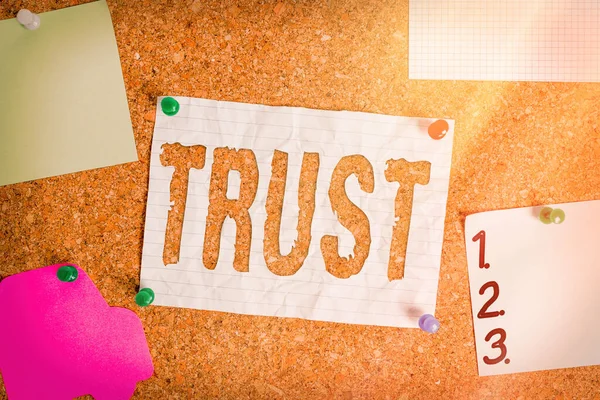 Signo de texto que muestra Trust. Conceptual foto firme creencia en la confiabilidad verdad capacidad o fuerza de alguien Corkboard tamaño de color papel pin pinza tachuela hoja cartelera aviso tablero . — Foto de Stock