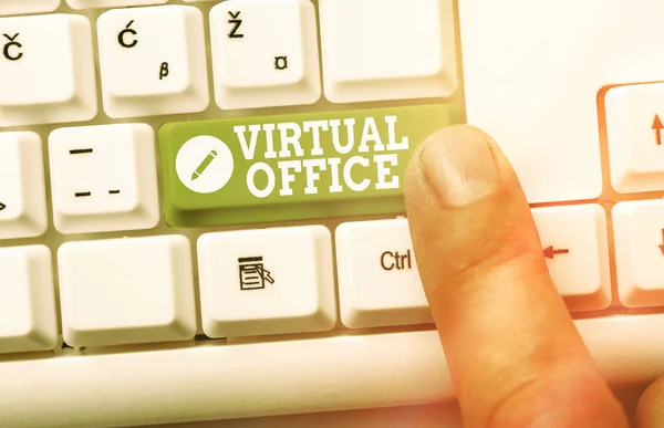 Texto de escritura a mano Oficina Virtual. Concepto que significa dominio operativo de cualquier negocio u organización virtualmente Teclado de PC blanco con papel de nota vacío sobre espacio de copia de tecla blanca . — Foto de Stock