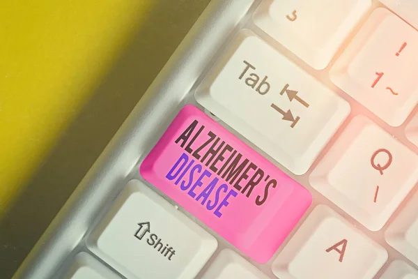 Piszę notatkę o chorobie Alzheimera. Zdjęcie biznesowe ukazujące nieodwracalne zaburzenie mózgu, które powoli niszczy pamięć. — Zdjęcie stockowe