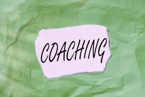 Scrivere una nota che mostra Coaching. Business photo vetrina sbloccare un potenziale individui per massimizzare le proprie prestazioni Verde stropicciato foglio di carta colorato strappato sfondo colorato. — Foto Stock