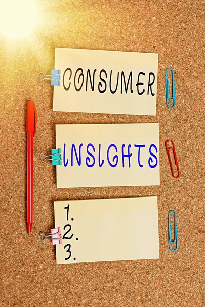 Texto de escritura de palabras Consumer Insights. Concepto de negocio para el comportamiento que tiene como objetivo aumentar la eficacia de un producto pegatina vacía vertical recordatorio memorándum cartelera cuadrada corcho escritorio papel . — Foto de Stock