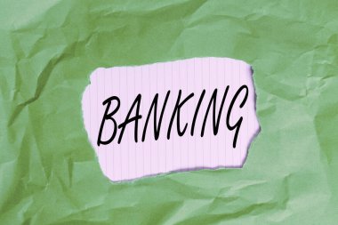 Bankacılık 'ı gösteren bir not yazıyorum. Yatırımlar almak ve krediler almak için lisanslı işletme fotoğraf sergilenen yeşil buruşuk renkli kağıt çarşaf renkli arka plan yırtık.
