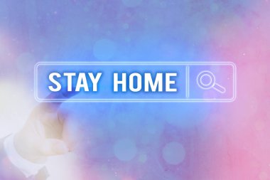 Stay Home 'u gösteren bir not yazıyorum. İş fotoğrafı gösterimi bir etkinlik için dışarı çıkmayın ve evde ya da evde kalın. Dijital bilgi fütüristik teknoloji ağı bağlantısını arayın..