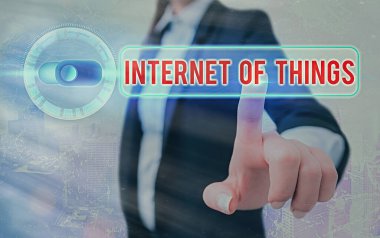 Nesnelerin İnterneti 'ni gösteren kavramsal el yazısı. İş fotoğrafçılığı ağ bağlantıları yenilikçi üretim ve akıllı endüstri.