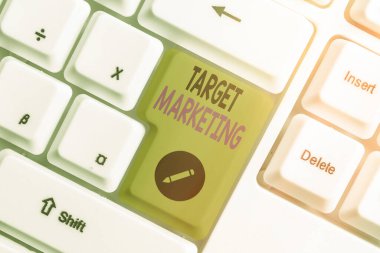 Hedef Pazarlamayı gösteren kavramsal el yazısı. İş fotoğrafı pazarlamacılarının en önemli görevi, beyaz tuş alanının üzerinde boş not kağıdı bulunan strateji beyaz pc klavye satın almakta da kullanılır.