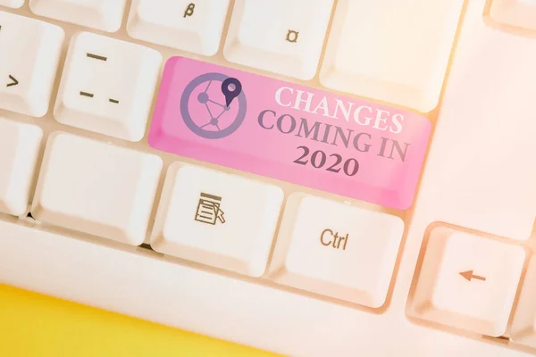 Manuscrito de texto escrevendo mudanças que vêm em 2020. Conceito significado Novos conceitos planos e processo para o próximo ano . — Fotografia de Stock
