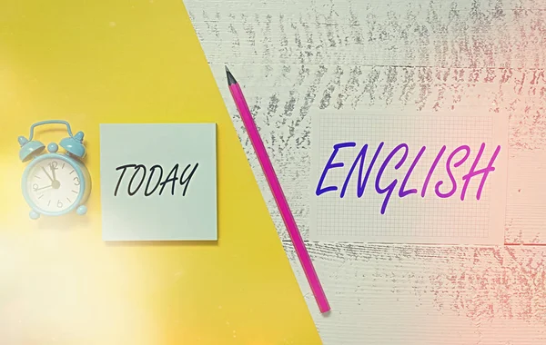 영어를 보여 주는 필기 노트. 사업 사진은 두 나라 사이의 유일 한 공통 언어 인노 테 패드 마커 컬러 종 이 시트 역대기 자명종 나무 배경. — 스톡 사진
