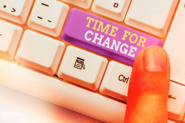 Znak s textem ukazující čas změny. Konceptuální foto přijmout opatření nové začátky život mění a zlepšuje. — Stock fotografie