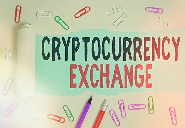 Передача тексту Cryptocurrency Exchange. Концепт означає, що клієнт може торгувати цифровими грошима на інші активи.. — стокове фото