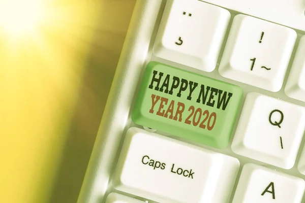 A Boldog Új Évet 2020-at mutató szövegtábla. A 2020-as naptári év kezdetének koncepcionális fotóünnepe. — Stock Fotó