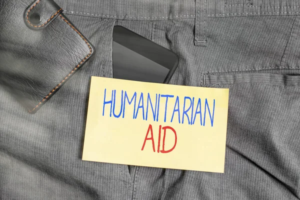 Texte écrit Aide humanitaire. Concept d'entreprise pour une assistance immédiate après une catastrophe naturelle et d'origine humaine Appareil Smartphone à l'intérieur du pantalon poche avant avec portefeuille et papier pour notes. — Photo